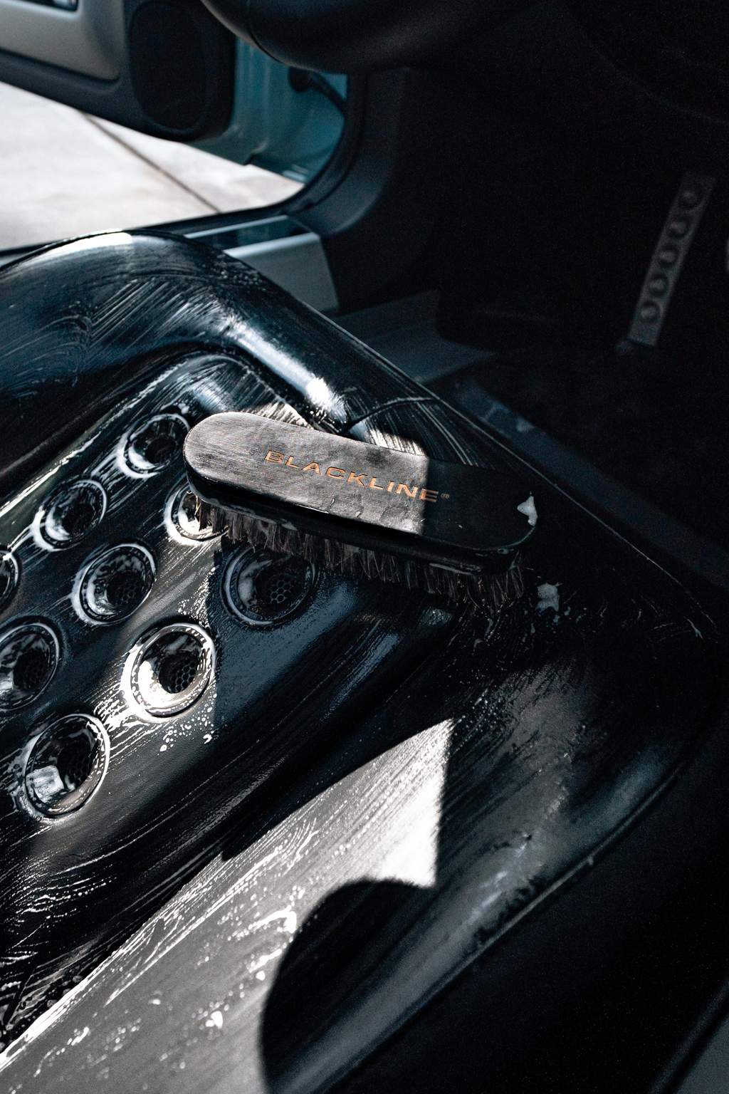 BLACKLINE® LEATHER BRUSH